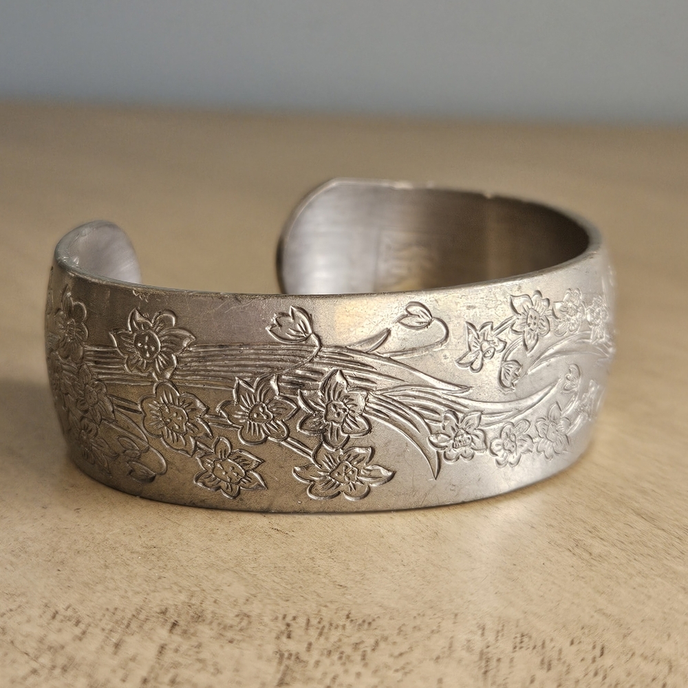 Vintage Wide Cuff Floral Engraved Bracelet Signed Narcissus 900-12 Kirk Pewter - Picture 2 of 10
